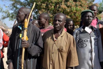 Civiles autoorganizados en una milicia para combatir a Boko Haram en el norte de Camerún, el pasado 16 de febrero.-AFP / REINNIER KAZE