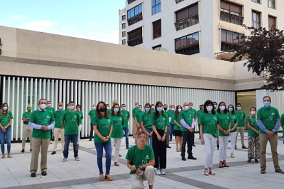 Un grupo de empleados de Cajaviva posa a las puertas de su sede central en Burgos. ECB
