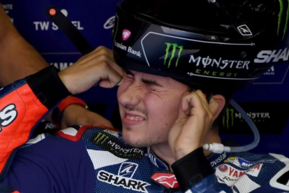 Jorge Lorenzo se pone el casco en su box de Motegi (Japón).-AFP / TOSHIFUMI KITAMURA