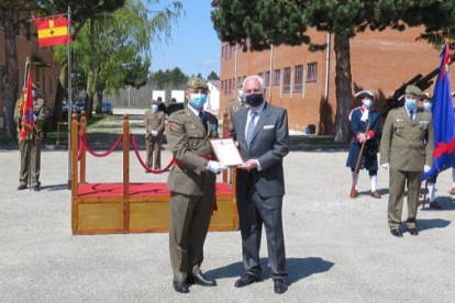 José Luis Concepción recibió el distintivo de manos del general de Brigada Vicente Torres. ECB