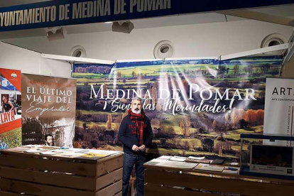 Carlos Pozo en el stand que ocupó la comarca medinesa en la feria pamplonica de Navatur la pasada semana.-ECB