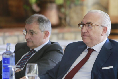 Gonzalo Antón (derecha) y Miguel Ángel Pascual durante un acto de la Fundación Burgos CF.-RAÚL G. OCHOA
