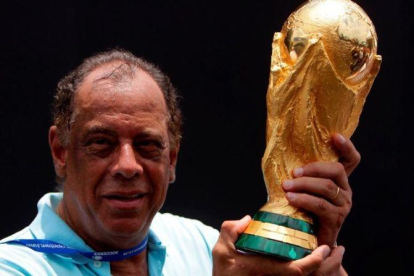 Carlos Alberto, sosteniendo la Copa del Mundo ganada en 1970, posa en Río de Janeiro en el 2010.-REUTERS / BRUNO DOMINGOS