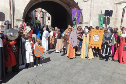 Llegada del desfile al Arco de Santa María para la inauguración de Burgos Cidiano 2022. D. S. M.
