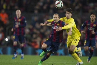 Trigueros pugna con Iniesta en las semifinales de Copa de la pasada temporada.-JORDI COTRINA