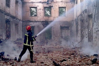 Imagen de archivo de un bombero del parque de Aranda de Duero trabajando en la extinción de un incendio.-ECB
