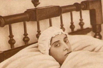 Amalia, tendida en su cama en una fotografía de la época. ESTAMPA