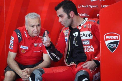 Davide Tardozzi, uno de los jefes de Ducati Corse, conversa con Danilo Petrucci.-EFE / FAZRY ISMAIL