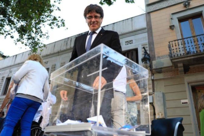 El presidente de la Generalitat, Carles Puigdemont, en un acto del PDECat en Barcelona.-FERRAN NADEU