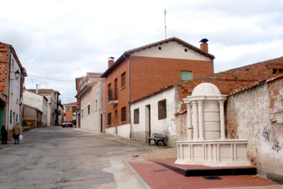 Imagen de una calle de Quintanilla del Agua y a la derecha de la fotografía una fuente.-ECB