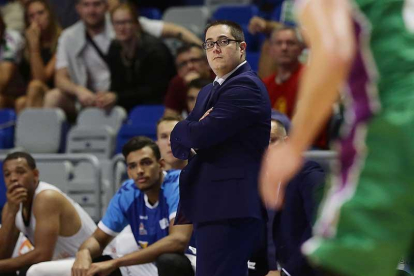 Diego Epifanio sigue atento las evoluciones del choque del pasado jueves en el Martín Carpena-ACB PHOTO