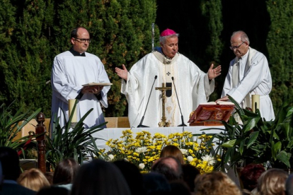 El arzobispo de Burgos, Mario Iceta, preside la misa del día de Todos los Santos. SANTI OTERO