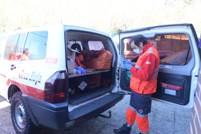 Un voluntario de cruz roja trabajando para mitigar los efectos de la pandemia. CRUZ ROJA
