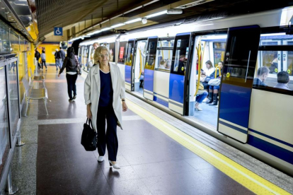 La alcaldesa de Madrid Manuela Carmena viajando en Metro Madrid.-DANI POZO (AFP)