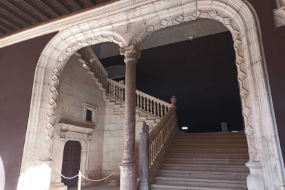 La escalera da cuenta de este palacio histórico. Es Bien de Interés Cultural desde 1923