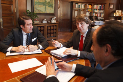 El consejero de Fomento, Juan Carlos Suárez Quiñones, mantiene una reunión de trabajo con el alcalde de Soria Carlos Martínez y visita las últimas obras realizadas en la ciudad-ICAL