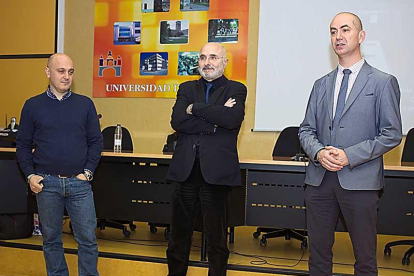 De izquierda a derecha, Lorenzana, Ruiz-Falcó y José Miguel García Pérez, vicerrector de Investigación.-