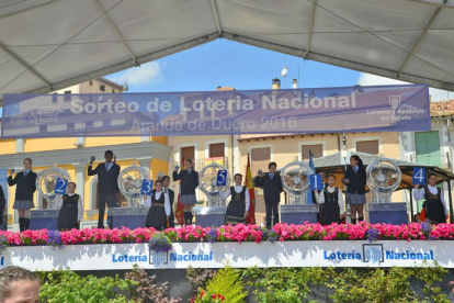 Un momento del sorteo de la Lotería Nacional que ayer se celebró en Aranda.-ALBERTO CALVO