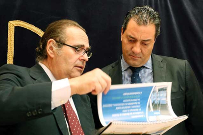 Luis Abraria (izqda.)conversa con el presidente de la Comisión, Salvador Cruz.-ICAL