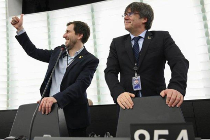 Toni Comín y Carles Puigdemont, en el Parlamento Europeo.-FREDERICK FLORIN / AFP