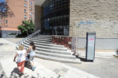 La mejora de la accesibilidad en la biblioteca Gonzalo de Berceo de Gamonal es una de las inversiones sostenibles.-ISRAEL L. MURILLO