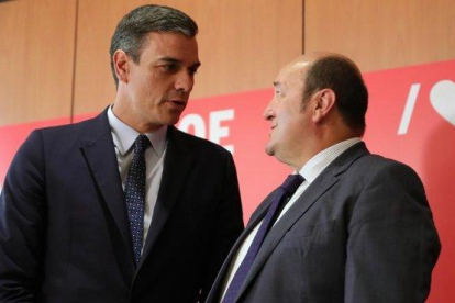 Pedro Sánchez y Andoni Ortuzar en la sede del PSOE, en Madrid, el pasado 4 de septiembre.-EUROPA PRESS / JESÚS HELLIN