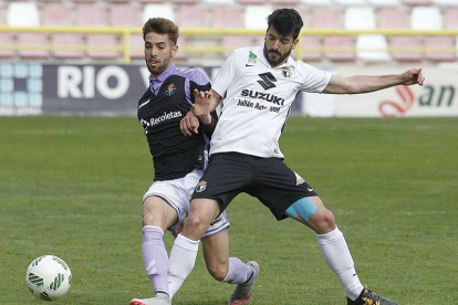 Chevi pugna por un balón en un partido de la pasada campaña con la camiseta del Burgos CF.-SANTI OTERO