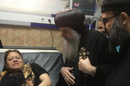 Sacerdotes cristianos coptos visitan en el hospital a heridos en el atentado.-AFP