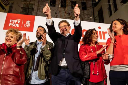 Ximo Puig, eufórico tras confirmarse el triunfo del PSPV en la Comunidad Valenciana y la posibilidad de reeditar el Botànic.-MIGUEL LORENZO