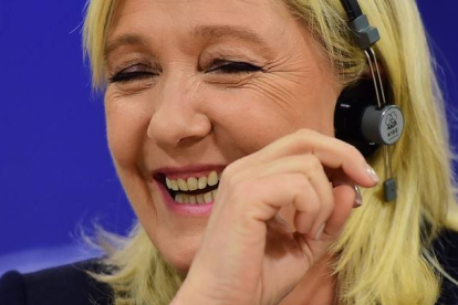 La líder del FN francés, Marine Le Pen, sonríe en una conferencia en Bruselas.-Foto:   AFP / EMMANUEL DUNAND