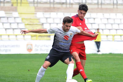 Iker Hernández protege un balón ante la presión de un jugador de Osasuna B-Raúl G. Ochoa