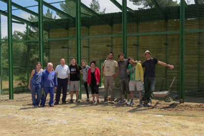 Un grupo de voluntarios ante la jaula construida en Huerta de Arriba para la reintroducción del buitre negro.-GREFA