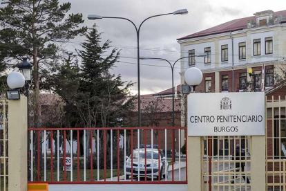 La expectación ayer era máxima a las puertas de la cárcel de Burgos para ver si Víctor Rodríguez salía.-SANTI OTERO