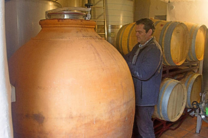 Patxi Martínez junto a la tinaja de barro en la que elaboran los vinos de Arribes.-M. DENEIVA