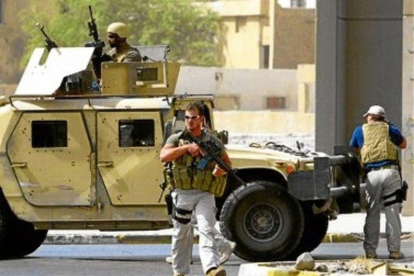 Mercenarios de Blackwater controlan las inmediaciones de la Embajada de Irán en Bagdad en julio del 2005.-AFP / AHMAD AL RUBAYE