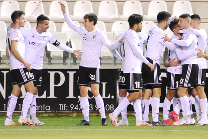 Varios jugadores del Burgos CF festejan la consecución de un gol en El Plantío. ISRAEL L. MURILLO