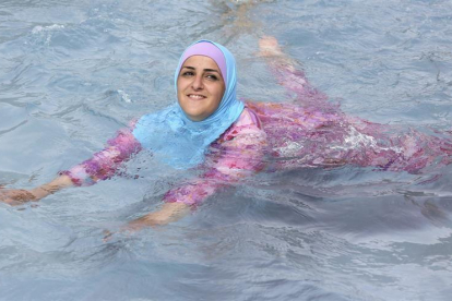 Una mujer turca se baña con un "burkini".-EFE / ARCHIVO