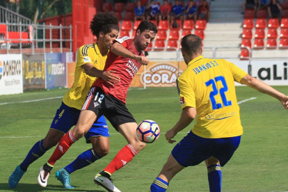 Pedro Martín protege un balón ante el acoso de un defensor del Cádiz en el choque de ayer en Anduva-Alfonso G. Mardones