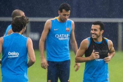 Pedro bromea con Sergi Roberto, ante Busquets y Mascherano, ayer.-Foto: JORDI COTRINA