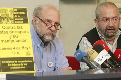 El portavoz de la plataforma por la Sanidad Pública, Juan Antonio Ayllón (izquierda), presentó la concentración que tendrá lugar este jueves.-RAÚL G. OCHOA