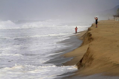 Un hombre toma fotografías del huracán 'Patricia' desde la playa de Acapulco, México.-REUTERS / STRINGER