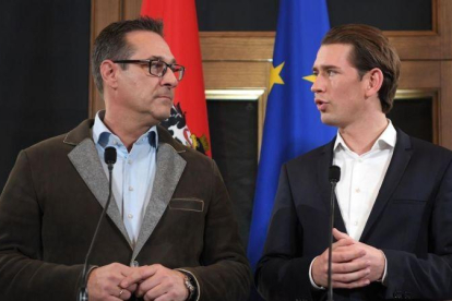 El democristiano austriaco Sebastian Kurz (derecha) y el ultraderechista Heinz-Christian Strache, el 15 de diciembre del 2017, en Viena.-AFP / ROLAND SCHLAGER