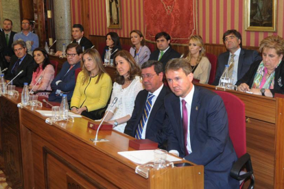 La nueva bancada de concejales populares cuenta con cuatro rostros nuevos en el equipo de diez personas.-ISRAEL L. MURILLO