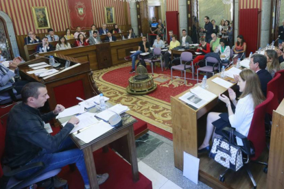 Yurii Semenchuk, a la izquierda de la imagen, ocupó el puesto del secretario municipal para dar lectura a la proposición a favor de la acogida de refugiados.-RAÚL G. OCHOA