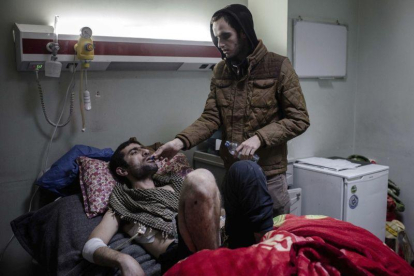 Manhal Ahmed, vecino de Mosul herido en el ataque, se recupera en el hospital de Erbil (Irak).-AP / CENGIZ YAR