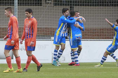 Los jugadores de la Arandina celebran el tanto de Bruju ante la decepción de los locales Juan y Zamora, ayer.-RAÚL OCHOA