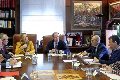 Herrera y Del Olmo recibieron a los integrantes del Foro del Carbón.-ICAL
