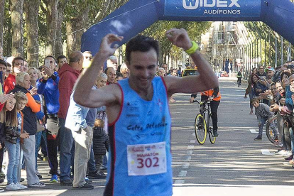 José Antonio Requejo entra vencedor en la línea de meta.-G. DE LA IGLESIA