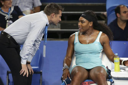 La número uno del mundo se toam la bebida tras solicitar permiso a la jueza del partido contra Flavia Pennetta en la Copa Hopman.-Foto: REUTERS
