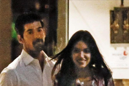 Miguel Ángel Muñoz y Ana Guerra, fotografiados a la salida de un restaurante.-KAB